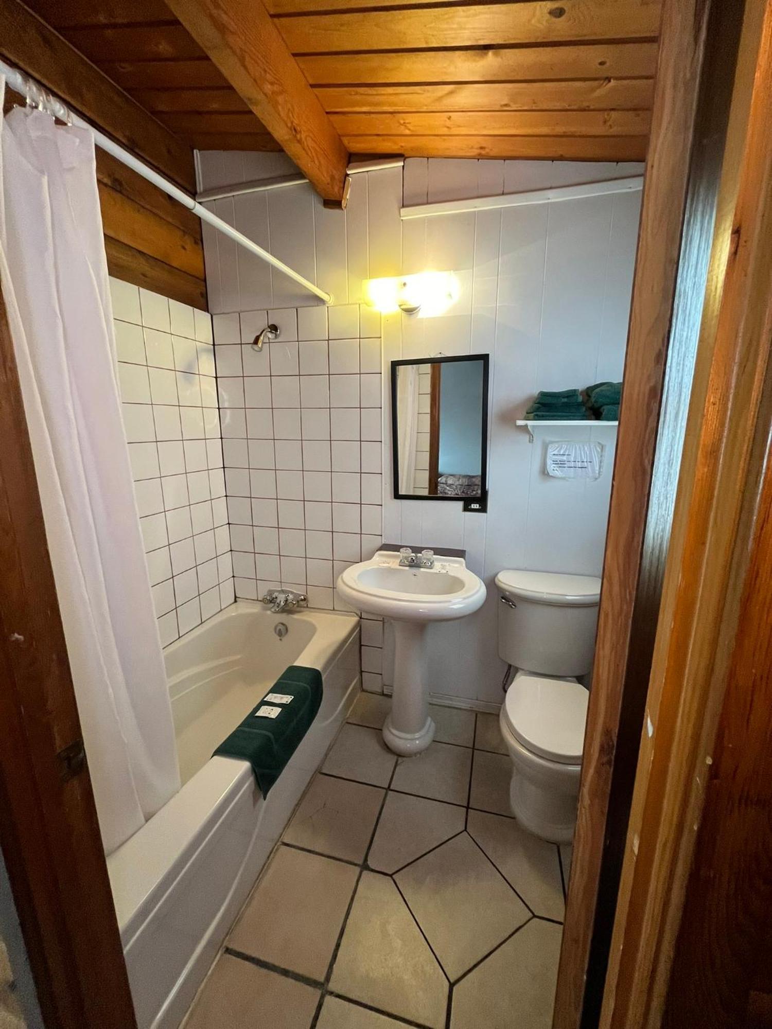 Raccoon Lodge Motel Sylvan Lake Exteriér fotografie