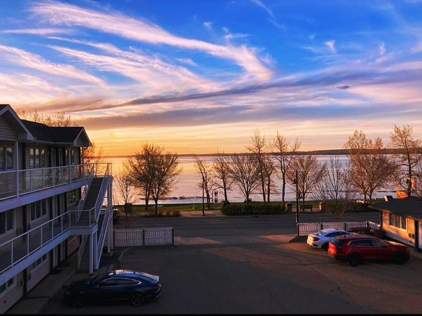 Raccoon Lodge Motel Sylvan Lake Exteriér fotografie